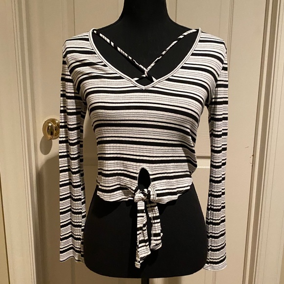 White and black crop top - Picture 1 of 5